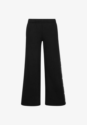 Fekete, bő szabású melegítőnadrág elasztikus derékkal, oldalsó csíkokkal és logó részlettel. Sima anyag, lazább szabás.