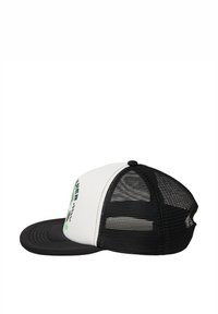 Zwart-wit trucker cap met een gaasrug, gebogen klep, met groene en zwarte grafische tekst aan de voorkant. Geweven stof en verstelbare strap.
