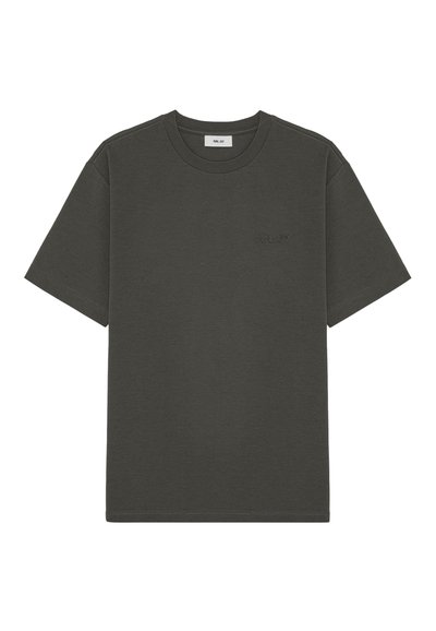 Mörkgrön bomulls t-shirt med korta ärmar, rund halsringning och subtilt präglad logotypdetalj på bröstet. Klassisk passform och slät textur.