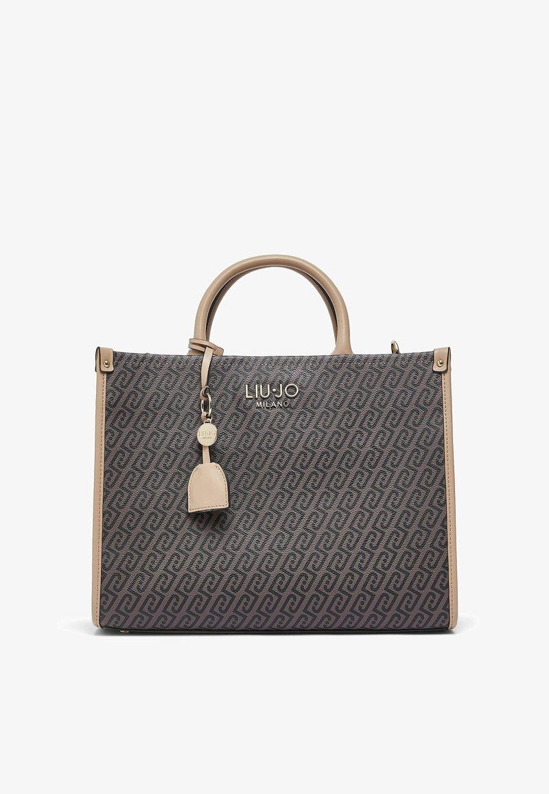 Sac à main Liu Jo Milano marron et beige avec imprimé logo à motifs, poignées beiges et une étiquette en cuir beige suspendue.