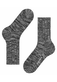Calze a maglia grigie con un motivo a righe, caratterizzate da una texture a coste e un tallone e una punta rinforzati. Due calze identiche esposte affiancate.