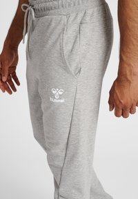 Hummel Donji dijelovi trenirke - grey melange
