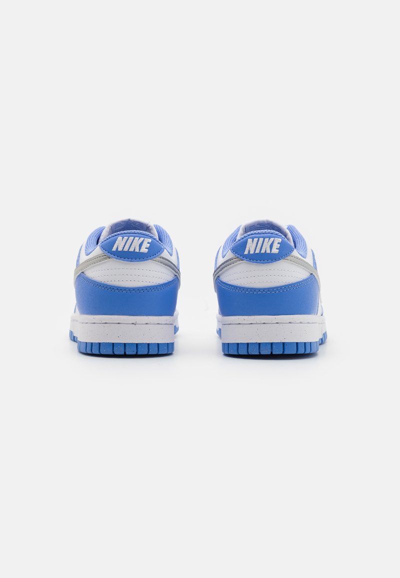 Sneaker Nike in pelle sintetica blu e bianca, con colletto imbottito e suole testurizzate. Presenta il logo Nike sul tallone.