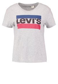 Camiseta de algodón gris con cuello redondo, que presenta un audaz logo negro de Levi's sobre un fondo rectangular rojo y azul. Mangas cortas.