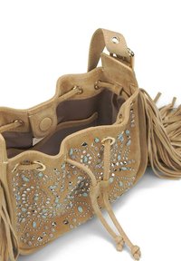 Bolso de ante beige con intrincados detalles de cuentas y tachuelas, cierre de cordón, borlas decorativas y forro interior suave.