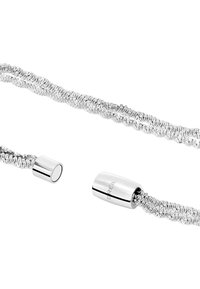 Sølvmetal kædedyse med sammenflettede teksturerede strenge, der har cylindriske låse. Glat, reflekterende finish med brandingdetalje.