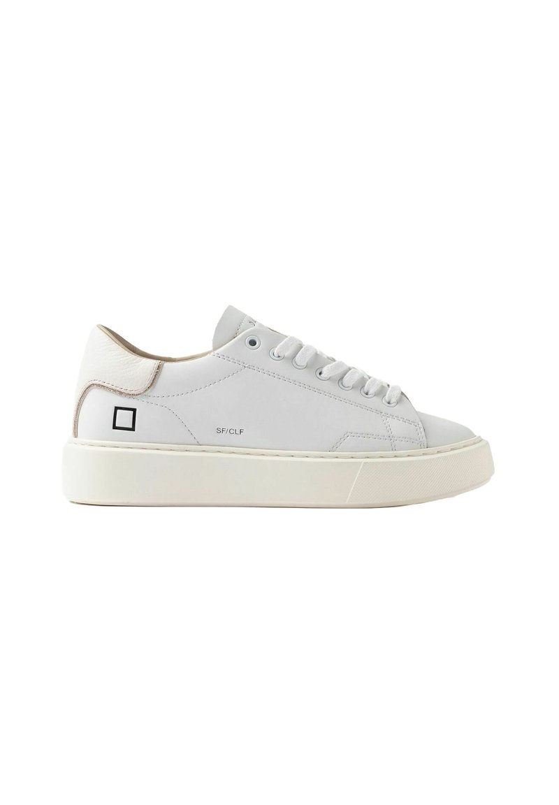 Sneaker in pelle bianca con tallone testurizzato, punta tonda e suola piatta in gomma. Presenta sei passanti e un piccolo logo nero sul lato.