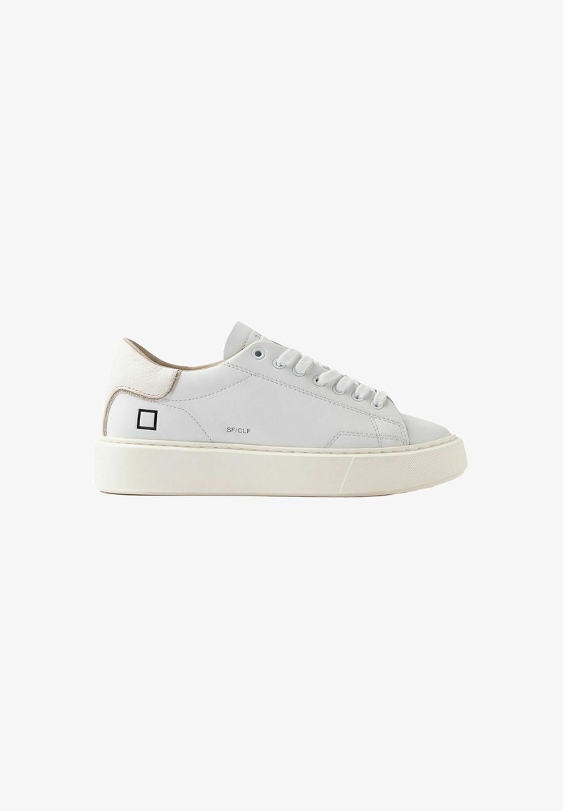 Sneaker in pelle bianca con tallone testurizzato, punta tonda e suola piatta in gomma. Presenta sei passanti e un piccolo logo nero sul lato.