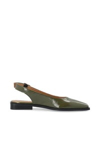 Zelena lakasta slingback balerina z v尖尖im nosom in nizko črno peto. Ima gladko površino in nastavljiv gleženjski trak.