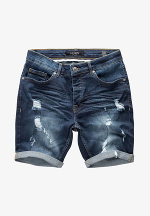 Dunkelblaue Jeans-Shorts mit aufgerollten Säumen, abgenutzten Stellen vorne, fünf Taschen und Knopfverschluss, flach auf weißem Hintergrund liegend.