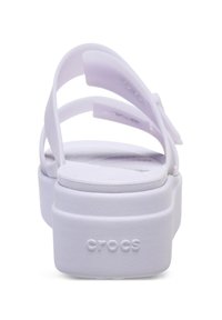 Witte platform sandalen met een ontwerp van meerdere banden, een gladde textuur en een logo op de hak; gemaakt van flexibel rubber materiaal.