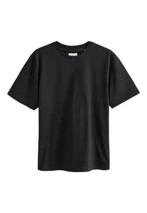 Enkelt sort T-shirt med korte ærmer og rund hals med normal pasform, vist på en hvid baggrund.