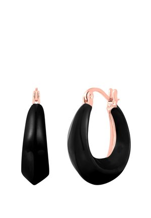 Schwarze Creolen mit glänzender Oberfläche und einem schlanken, geschwungenen Design. Roségoldfarbene Hardware am Verschluss setzt einen kontrastierenden Akzent.