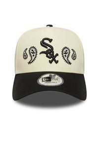 Gorra de béisbol ajustable con parte superior crema y visera negra. Presenta diseños de paisley bordados en negro y el logo "Sox" en la parte delantera.