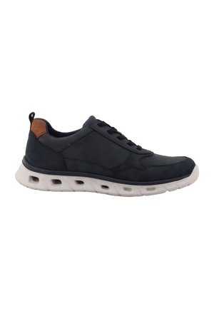 Donkerblauwe casual sneaker met een witte zool en bruine accenten bij de hiel, met ventilatiegaatjes langs de zool.