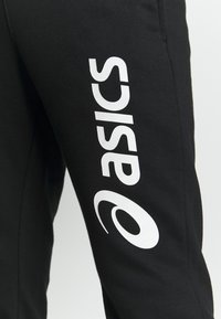 ASICS BIG LOGO SWEAT PANT - Calças de fato de treino - performance black/brilliant white