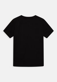 Černé bavlněné tričko s krátkými rukávy, kulatým výstřihem a hladkou texturou. Na zadní straně nejsou žádné potisky ani ozdoby.