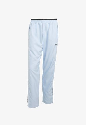 Pantaloni sportivi azzurri realizzati in tessuto liscio con vita elasticizzata, tasche laterali e strisce nere lungo i lati. Logo Adidas visibile.