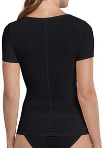 Top corto nero a maniche corte realizzato in tessuto elasticizzato, con scollatura a girocollo e cucitura centrale sul retro per un look aderente.