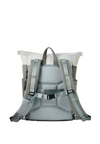 Sac à dos gris et blanc avec un design à rabat, dos en maille rembourrée, bretelles ajustables et plusieurs poches zippées pour le rangement.
