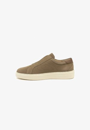 Brązowy sneaker typu slip-on z perforowanym bocznym wzorem, wyściełanym kołnierzem i grubą, kremowo-białą gumową podeszwą.