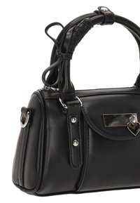 Bolso de mano de cuero sintético negro con forma estructurada, asas trenzadas, detalles en hardware plateado y un colgante con forma de corazón. Cierre de cremallera.