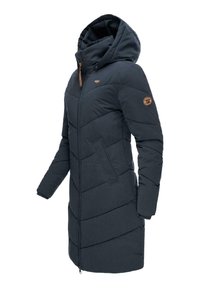 Mörkblå isolerad jacka med huva, med chevron-sömmar, två sidofickor och logotypdetalj på vänster arm.