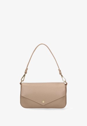 Pochette en cuir tan avec une fermeture à rabat, un bouton-pression doré et une bandoulière amovible ; texture lisse et forme rectangulaire.