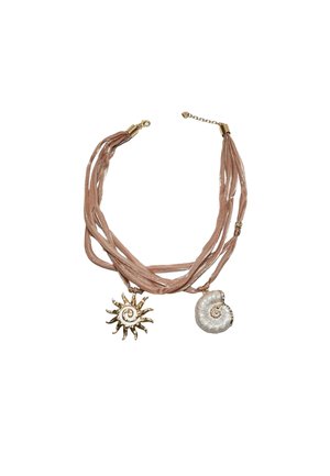 Večplastna ogrlica rožnato-bež barve z zlatimi obeski v obliki sonca in biserne školjke na belem ozadju.