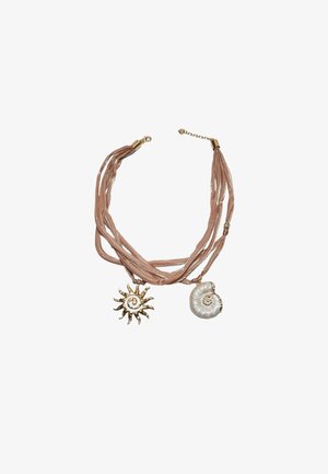 Višeslojna ogrlica ružičasto-bež boje s privjescima u obliku zlatnog sunca i školjke s biserom na bijeloj pozadini.