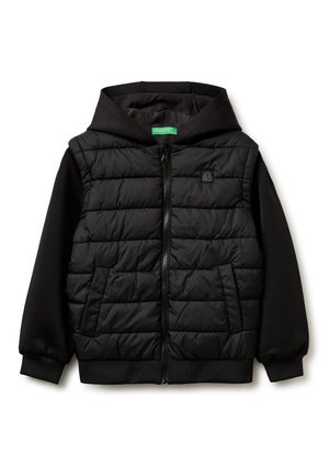 Doudoune noire à capuche avec fermeture éclair complète, deux poches avant, poignets et ourlet côtelés, et un petit logo de la marque sur la poitrine.