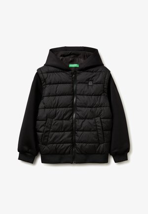 Chaqueta acolchada negra con capucha, cremallera completa, dos bolsillos delanteros, puños y dobladillo acanalados, y un pequeño logo de la marca en el pecho.