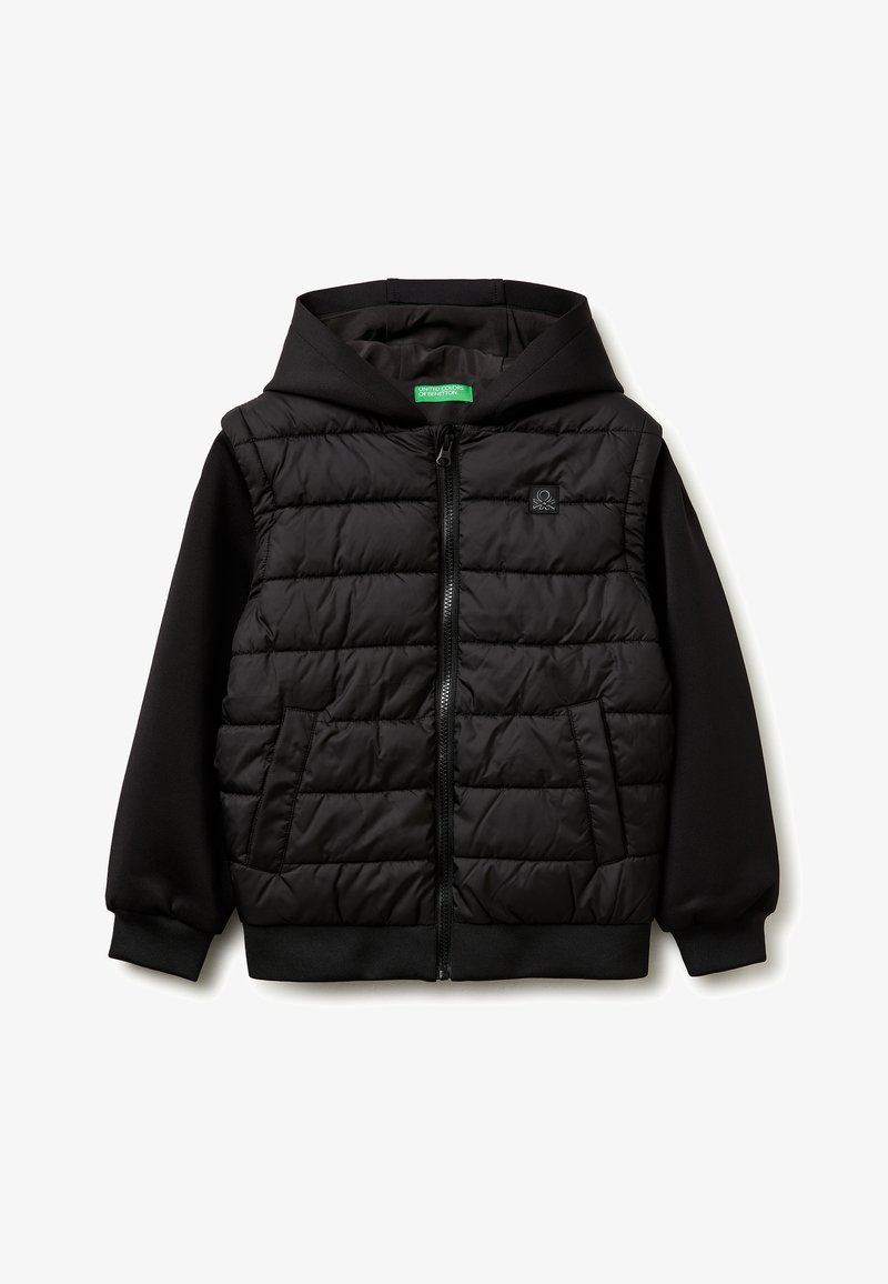 Doudoune noire à capuche avec fermeture éclair complète, deux poches avant, poignets et ourlet côtelés, et un petit logo de la marque sur la poitrine.