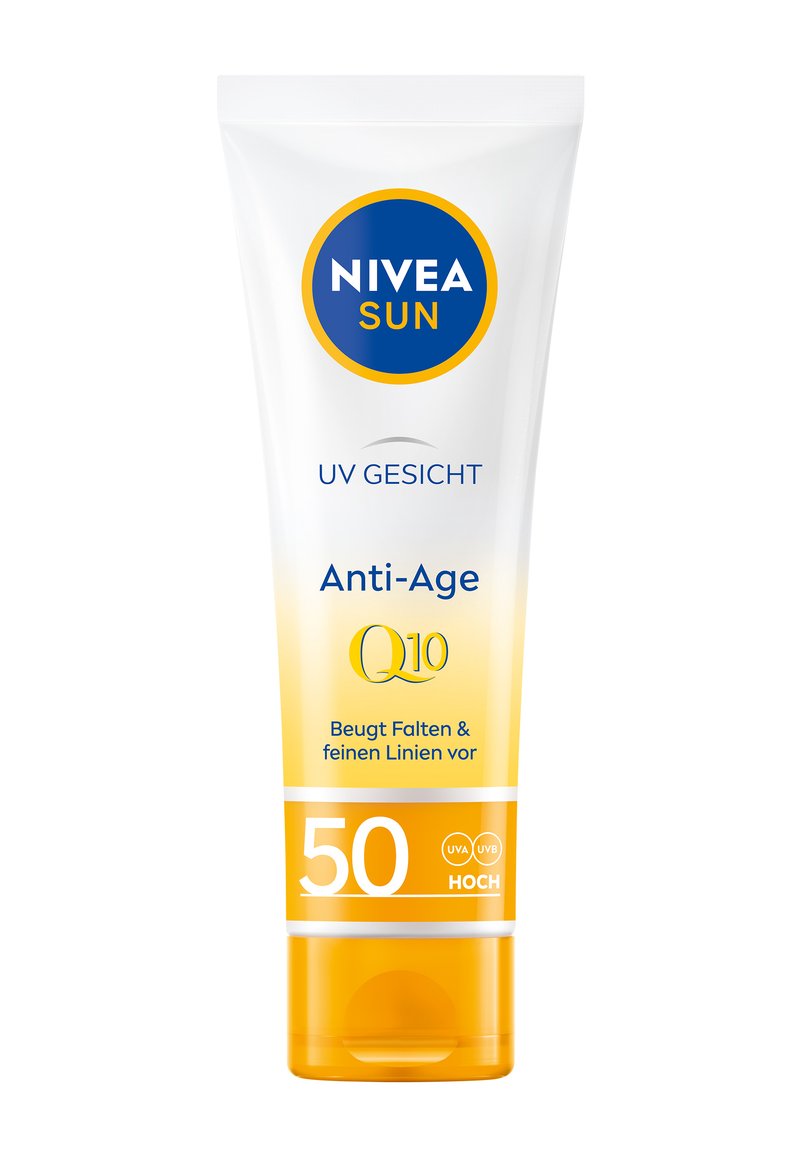 Weißes Plastikröhrchen mit gelbem Farbverlauf am Boden, blauem und gelbem NIVEA-Logo, Text hebt Anti-Aging und SPF 50 hervor. Glatte Textur.