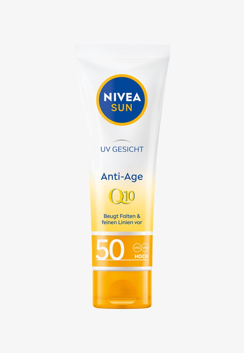 Weißes Plastikröhrchen mit gelbem Farbverlauf am Boden, blauem und gelbem NIVEA-Logo, Text hebt Anti-Aging und SPF 50 hervor. Glatte Textur.