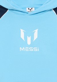Felpa con cappuccio azzurro chiaro e dettagli blu navy. Presenta un logo bianco ben visibile con la scritta "MESSi" sulla parte anteriore, con una texture in cotone liscia.