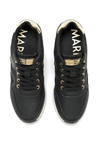 Sneakers neri con tomaia testurizzata, dotati di accenti e lacci dorati, punta rotonda e soletta imbottita. Logo stampato in oro all'interno.