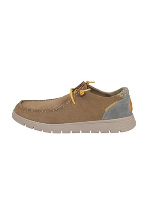 Zapato casual de ante marrón con cordones amarillos, suela beige clara, parche gris en el talón y costuras visibles alrededor de la puntera y los laterales.