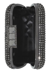 Metalická kabelka na klíče s černou látkovou vnitřností, pokrytá malými šedými kamínky, s obdélníkovým uzávěrem se třemi zasazenými kameny.