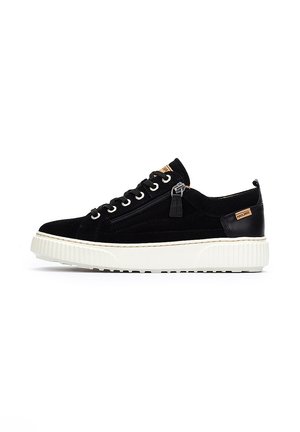 Baskets en suede noir avec semelle texturée blanche, design à lacets, fermeture éclair sur le côté et accents en cuir. Présente un patch logo sur la languette.