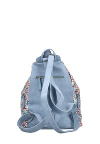 Sac à dos en cuir bleu clair avec un motif tissé multicolore texturé, doté de bretelles ajustables et d'une poche zippée à l'arrière.