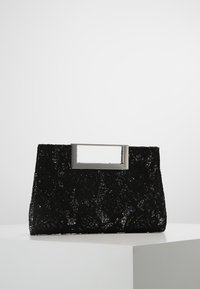 Mustakristallinen käsilaukku, jossa on suorakulmainen hopeakäsittely, käy ilmi teksturoidusta pinnastaan ja jämäkästä muotostaan.