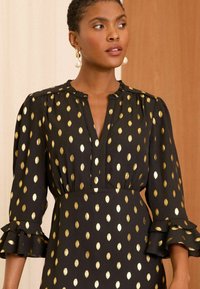 Love & Roses DASH FOIL FLUTE SLEEVE REGULAR FIT - Rochie de zi - black