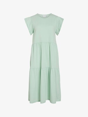 Robe verte claire à manches courtes fabriquée en tissu doux. Présente un design à plusieurs niveaux avec une taille froncée et une partie inférieure fluide. Col rond simple.