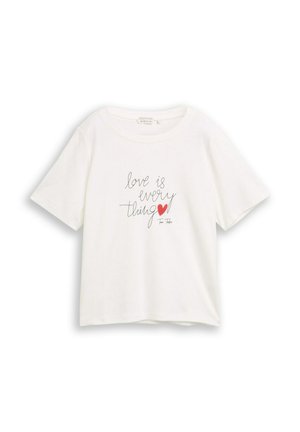 T-shirt blanc à manches courtes avec col rond, ornée d'un texte en écriture noire "love is everything" et d'un petit cœur rouge sur le devant.