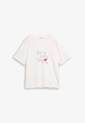 Biała koszulka z krótkim rękawem i okrągłym dekoltem z czarnym napisem "love is everything" i małym czerwonym sercem na przodzie.