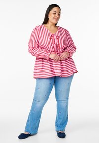 Zizzi MIT STREIFEN UND SCHLEIFEN - Bluza - salsa wide stripeaop