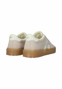 Vaaleanbeiget mokkanahkaiset tennarit valkoisilla yksityiskohdilla, paksut läpikuultavat ruskeat kumipohjat ja pehmeät pehmustetut kaulukset, kuvattuna takaa ja sivulta.