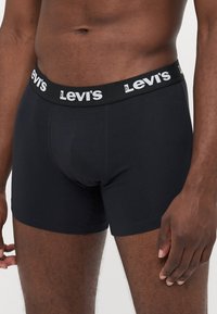 Boxer shorts neri in cotone con un morbido elastico in vita caratterizzato dal logo Levi's in bianco. Texture liscia e design aderente per il massimo comfort.