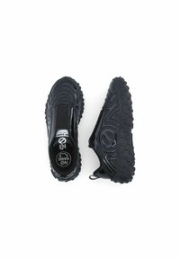 Sneaker neri slip-on con suola in gomma testurizzata, design ondulato definito, fascia elastica e logo ben visibile. Finitura liscia con materiali resistenti.